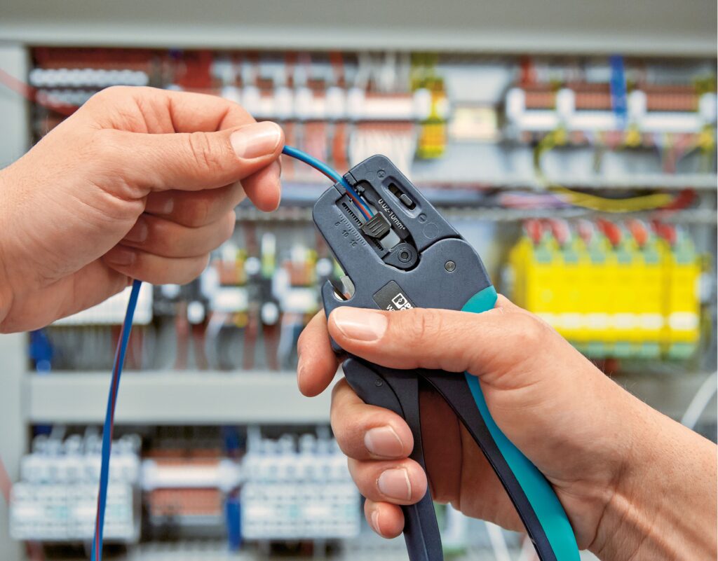 Die automatisch einstellende Abisolierzange ist die Empfehlung im Bereich der Handwerkzeuge. Das Abisolieren unterschiedlicher Leiter erfolgt so einfach und sicher. Bild: Phoenix Contact Deutschland GmbH