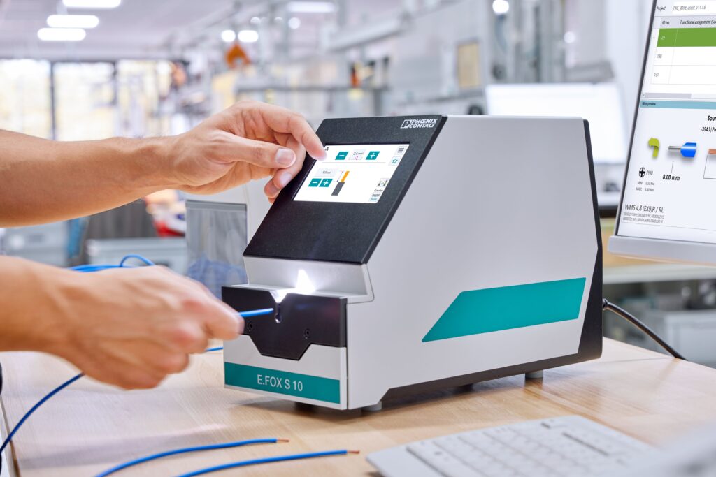 Leiter einfach und schnell abisolieren mit dem Abisolierautomaten E.Fox S 10: Unterschiedliche Querschnitte und Isolationen können effizient verarbeitet werden. Bild: Phoenix Contact Deutschland GmbH