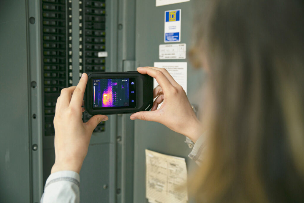 Bild 2 | Die Flir C5 passt in die Hemdtasche und ist so immer zur Hand. Bild: Teledyne Flir