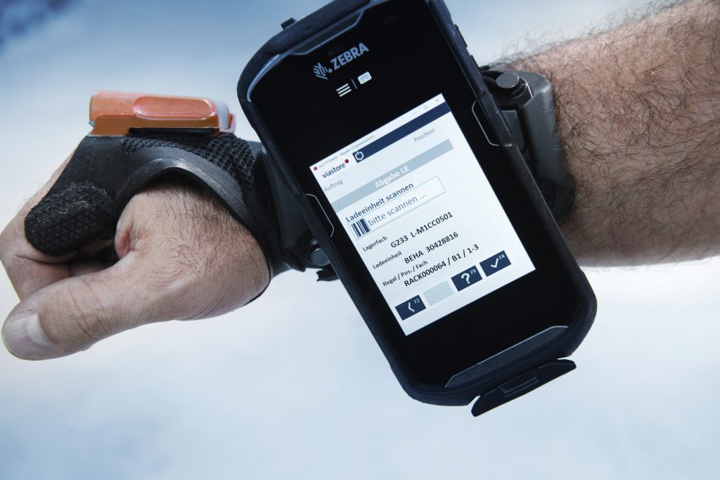Handschuhscanner in Verbindung mit Handhelds im Smartphone-Design kommen auf den Routenzügen und auf dem Schmalgangstapler zum Einsatz. Bild: viastore GROUP