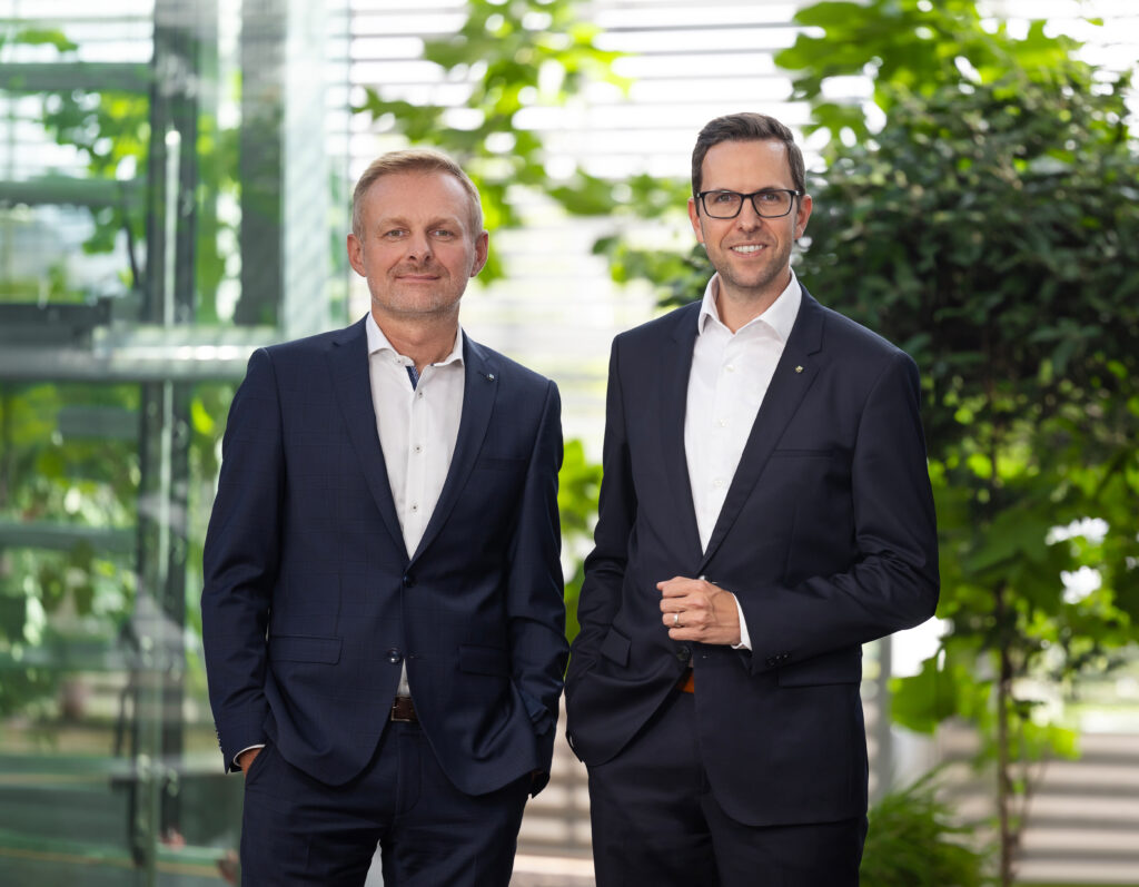 Andreas Schoberleitner, CFO bei Keba, und Christoph Knogler, CEO und Sprecher des Vorstands bei Keba. Bild: Keba Industrial Automation GmbH