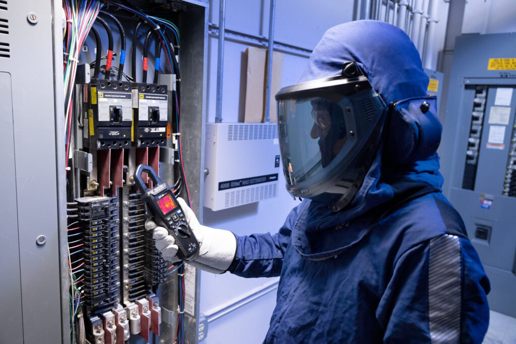 Bild 1 | Die Stromzange Flir CM276 kombiniert Wärmebildtechnik mit elektrischen Messungen. Bild: Teledyne Flir