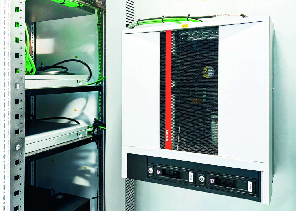 Der leistungsstarke Schaltschrank-Industrie-PC C6675 bildet den Kern der
Steuerungslösung für die neue ZF-Produktionslinie. Bild: ZF