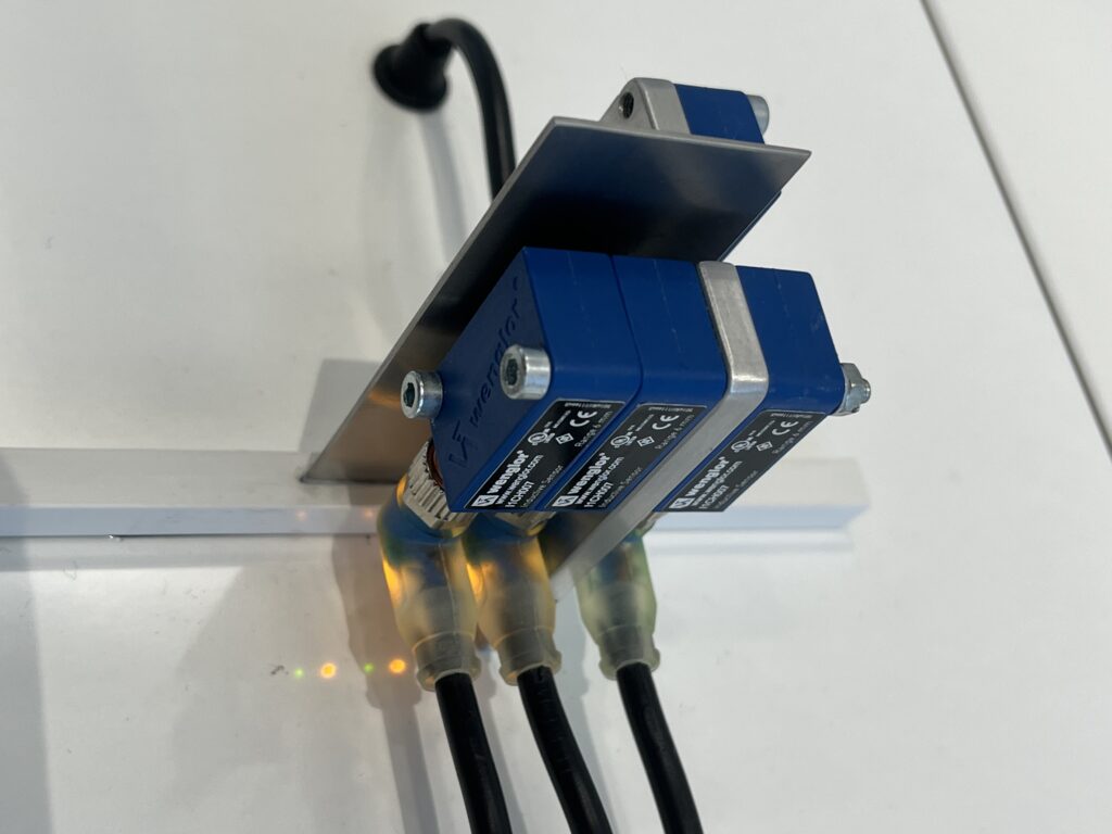 Die weproTec Technologie von wenglor verhindert, dass sich zwei induktive Sensoren in einer Anlage gegenseitig beeinflussen, d.h. die Sensoren können direkt nebeneinander montiert werden. Dadurch sind bis zu dreifach erhöhte Schaltabstände möglich. Bild: TeDo Verlag GmbH