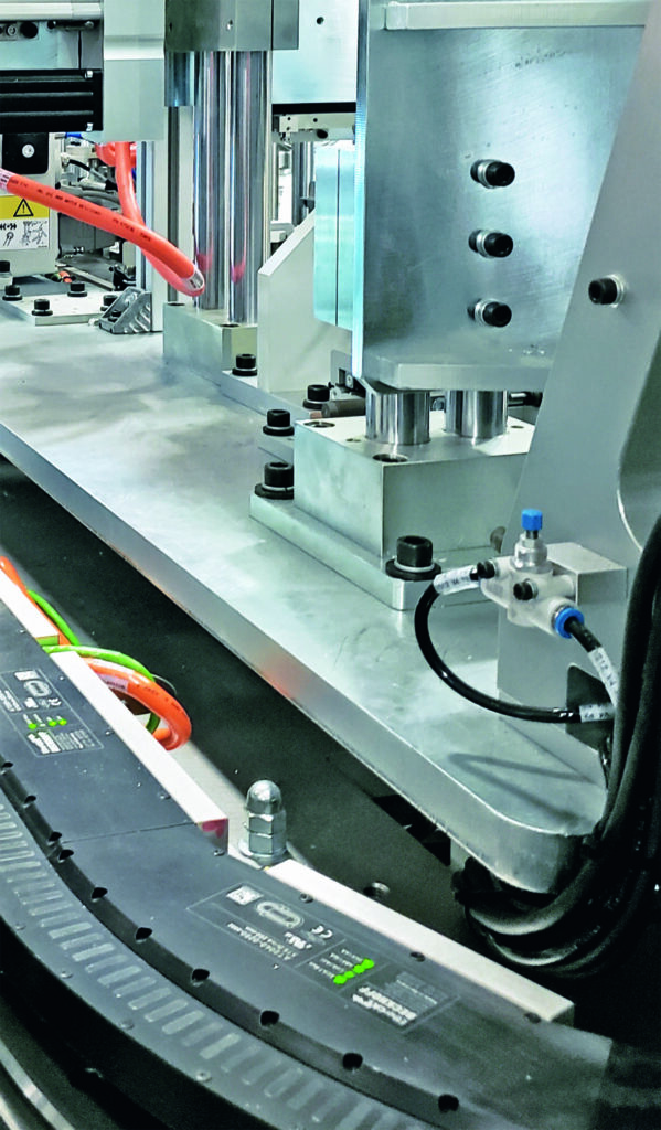 Für den flexiblen Materialfluss bei der Montage sorgen drei XTS-Systeme verschiedener Größe: von 6m Streckenlänge und zwölf
Movern bis zu 12m Streckenlänge und 18 Movern. Bild: Eclipse Automation