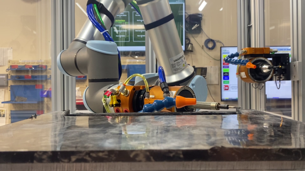 Greene Tweed generiert komplexe Bewegungspfade mit ArtiMinds RPS. Da unterschiedliche Werkzeuge für das Abtragen von Material verwendet wurden, mussten die Pfade auch auf die jeweiligen Szenarien übertragbar sein. Bild: ArtiMinds Robotics GmbH