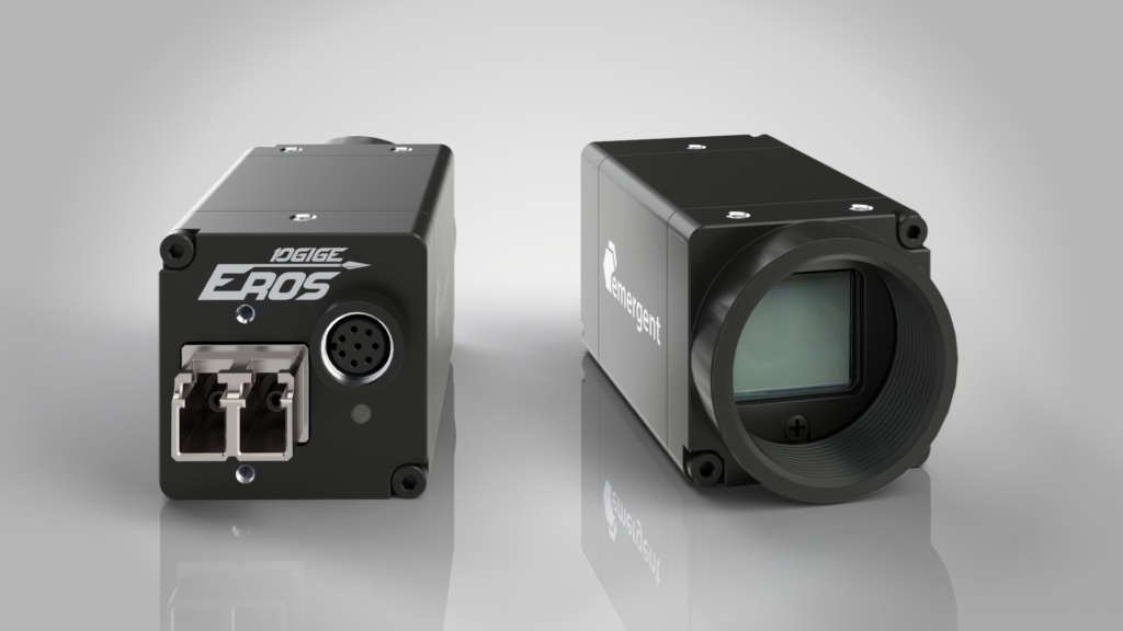 Bild 2 | Die kompakte 10GigE-Kamera Eros (29x29mm) hat einen Stromverbrauch von nur 3W über SFP+ (r.) bzw. 4,8W über PoE (RJ45) (l.). Bild: Emergent Vision Technologies