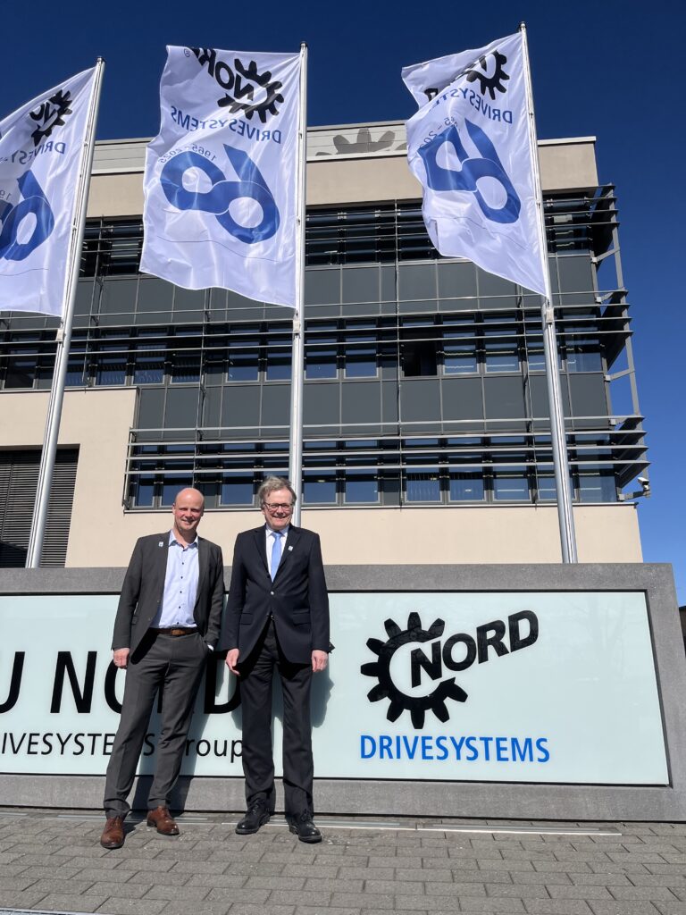 Am Stichtag des Jubiläums war das SPS-MAGAZIN bei Nord zu Besuch und hat sich mit den Geschäftsführern Ullrich Küchenmeister (r.) und Gernot Zarp (l.) unterhalten. Bild: TeDo Verlag GmbH
