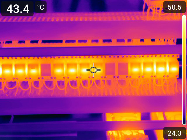 Mit Thermografie lassen sich frühzeitig Hotspots sowie elektrische oder
mechanische Mängel in Industrieanlagen finden. Bild: DataTec AG
