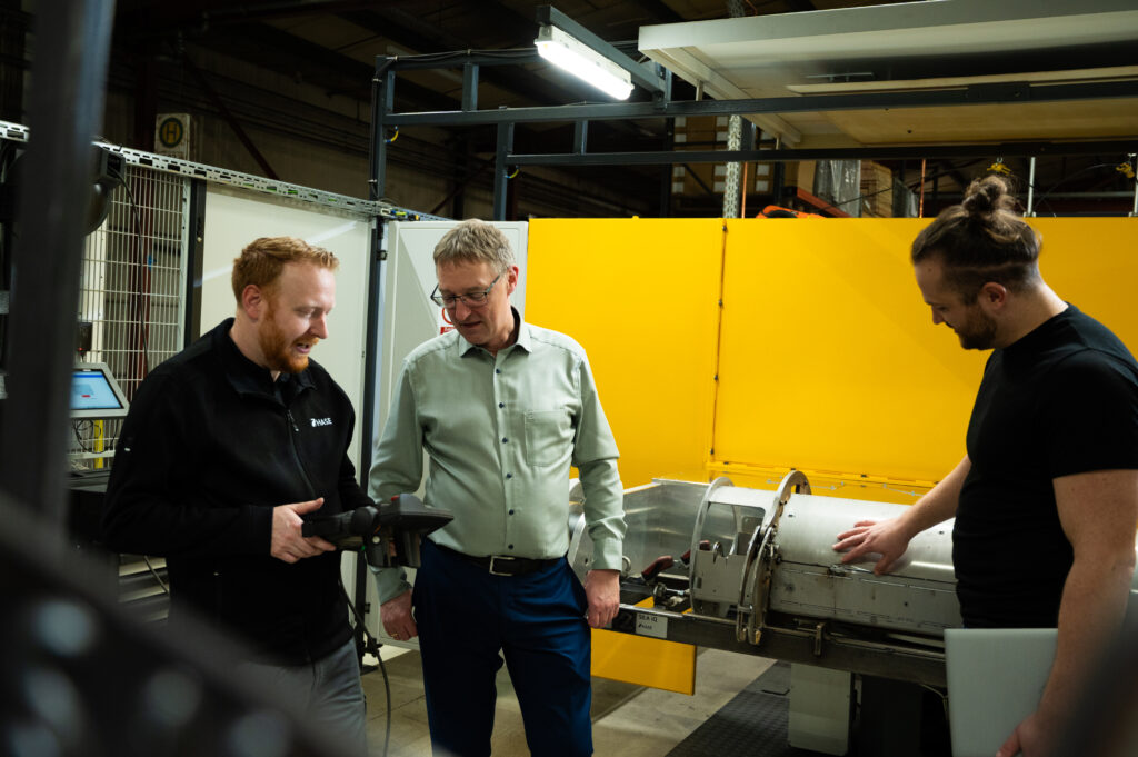 Hase, Kuka und das Systemhaus Paul von der Bank entwickelten die maßgeschneiderte Automationslösung gemeinsam. Bild: Kuka AG
