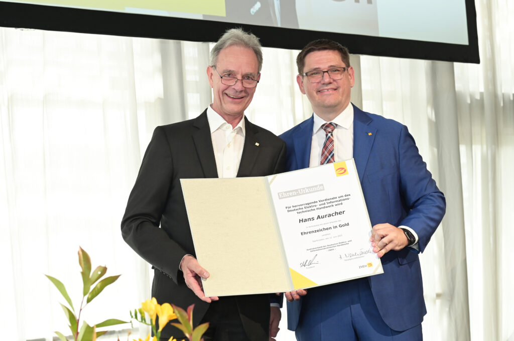 ZVEH-Präsident Stefan Ehinger (r.) mit Hans Auracher, langjähriger ZVEH-Vizepräsident und Vorsitzender der ArGe Medien im ZVEH. Bild: ZVEH