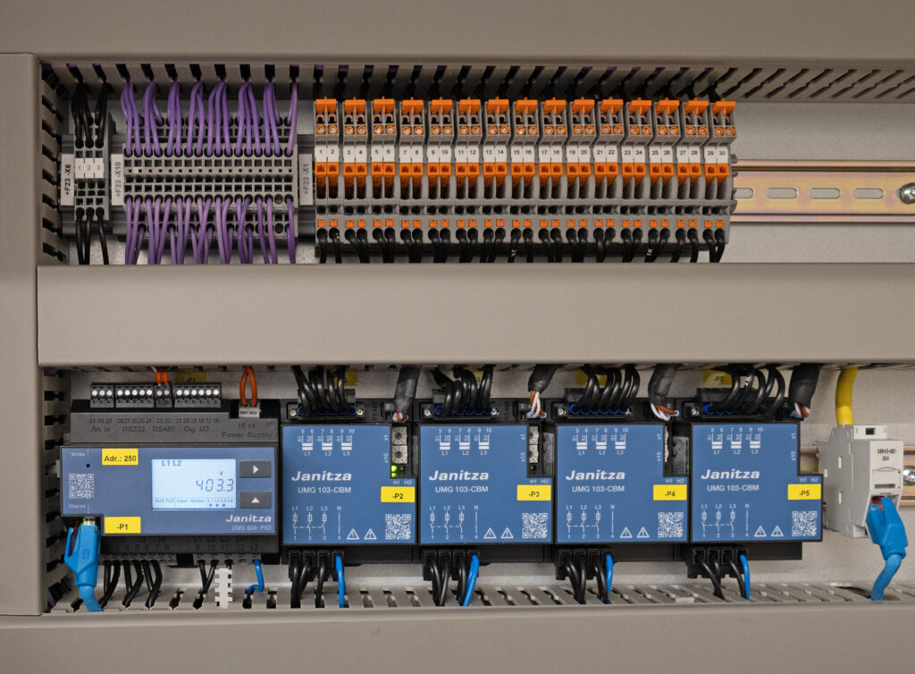 Bild 2 | Eine bewährte Kombination:
Der Netzanalysator UMG 604-Pro zusammen mit Energieanalysatoren UMG 103-CBM. Bild: �Martin Witzsch/Janitza electronics GmbH