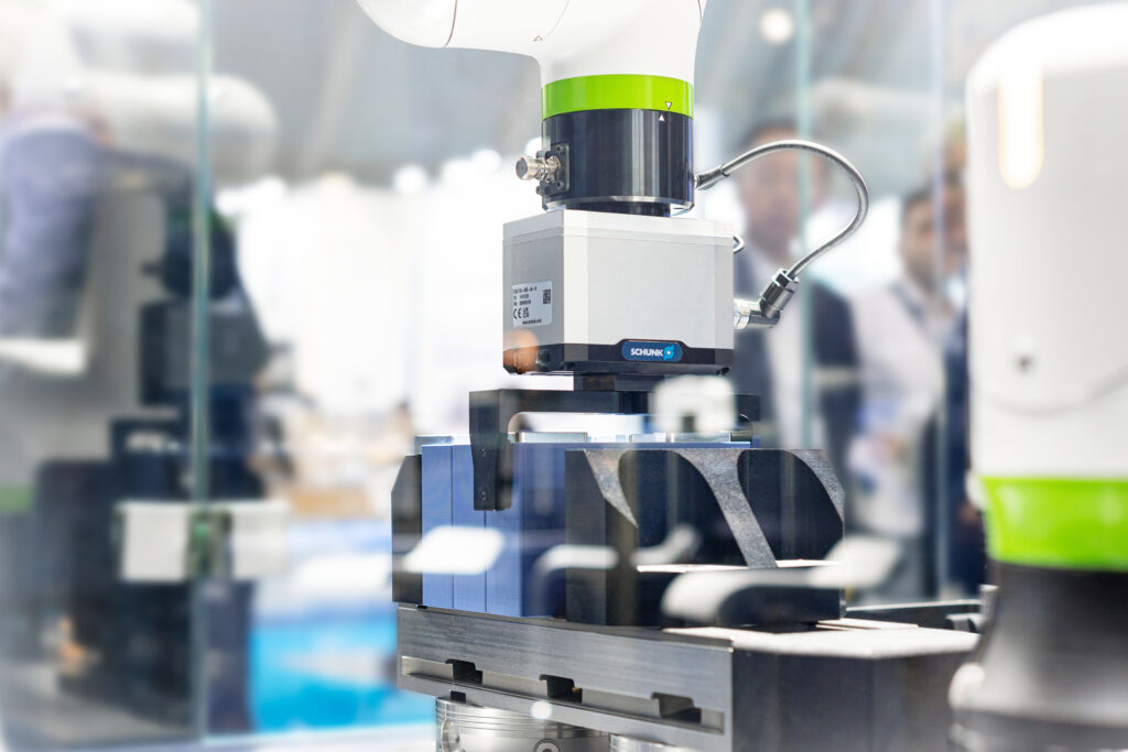 Schunk entwickelt das eigene Angebot mit klarem Fokus auf die Anforderungen der Kunden kontinuierlich und gezielt weiter. Daraus entstehen passgenaue Applikationen für unterschiedliche Branchen wie hier am Beispiel des Batteriezellhandlings. Bild: Schunk SE & Co. KG