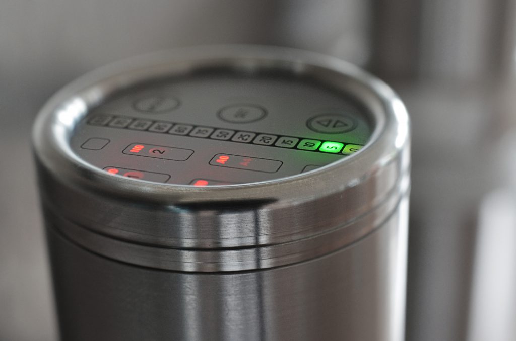 Ein kapazitiver Sensor mit Verstärker kann mehrere Funktionen sowie Digital- und Analogausgänge in einem vergleichsweise kleinen Gehäuse vereinen. Bild: CAPTRON Electronic GmbH