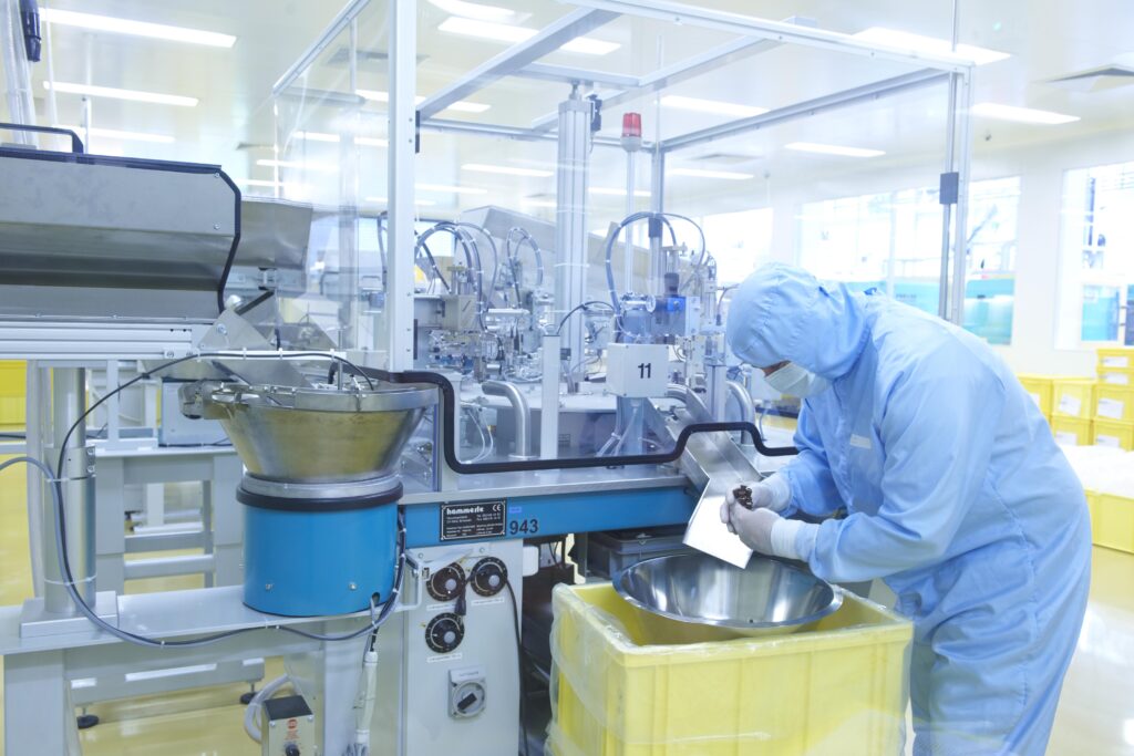 Sauberkeit und Präzision sind zentrale Anforderungen an die Produktion bei Medmix. Bild: Medmix