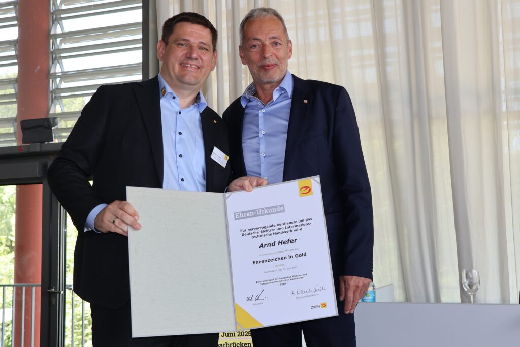 ZVEH-Präsident Stefan Ehinger (l.) mit Arnd Hefer, der 19 Jahre Vorsitzender des ZVEH-Fachbereichs Wirtschaft war. Bild: ZVEH