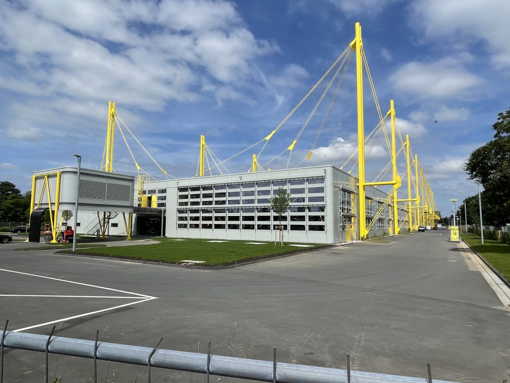 Die neue Fabrik von Igus steht auf 22.000m² auf der anderen Straßenseite
gegenüber dem Hauptgebäude. Bild: TeDo Verlag GmbH