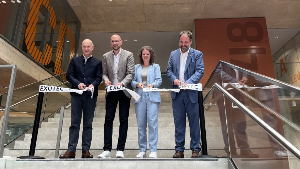 Jost Lammers, CEO Flughafen München; Markus Schlotter, Managing Director Zentraleuropa Exotec; Christina Schläger, People Director Zentraleuropa Exotec; Tobias Eschenbacher, Oberbürgermeister Stadt Freising (v.l.n.r.). Bild: Exotec Deutschland GmbH