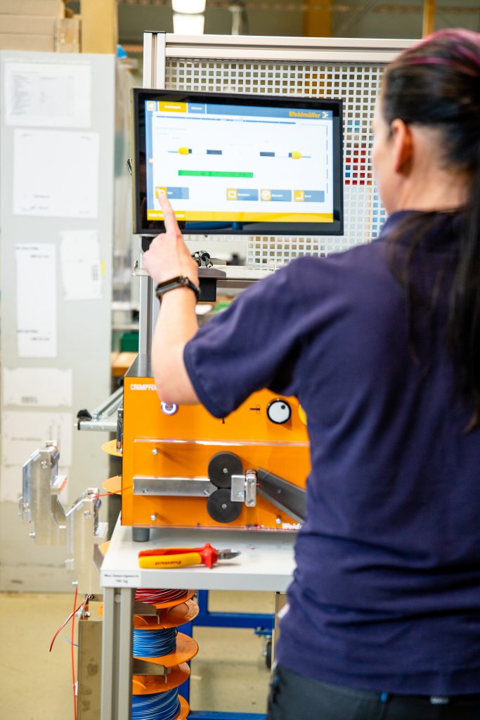 Bild 2 | Die intuitive Bedienung und softwaregesteuerte Verarbeitung per Touchscreen unterstützt Frau Katrin Weber, Monteurin, bei der täglichen Arbeit. Bild: Weidm�ller Gruppe