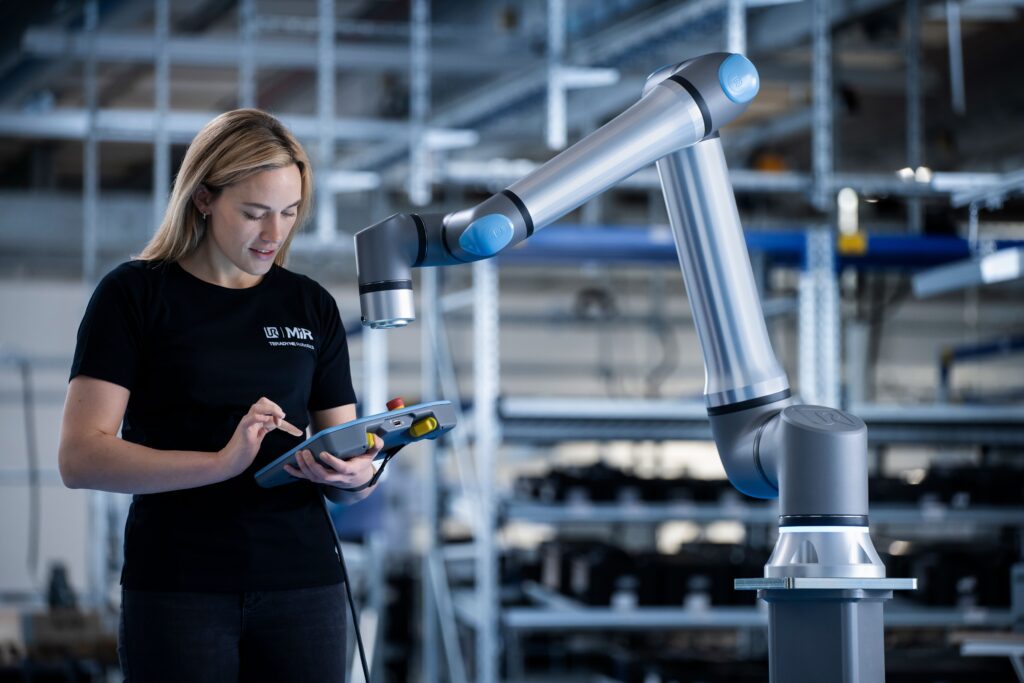 Das neue Robotermodell UR15 bietet bei Traglasten bis 15kg eine TCP-Geschwindigkeit von 5m/s. Bild: Teradyne Robotics (Germany) GmbH