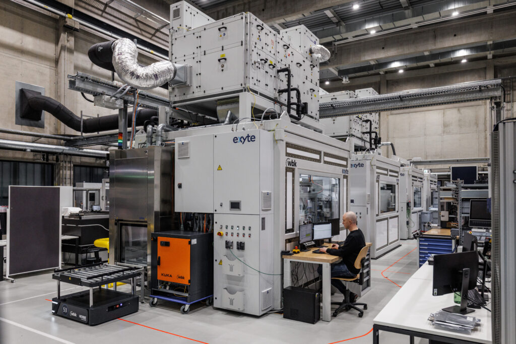 Die Roboterzellen, die für die Batteriezellfertigung mit Mini-Environments im Trockenraum genutzt werden, wurden vom wbk und Exentec gebaut. Bild: Kuka AG