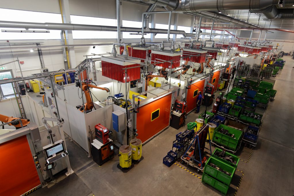 Vollautomatische Produktionslinie für Leiterrahmen bei Magna Presstec. Bild: Kuka AG
