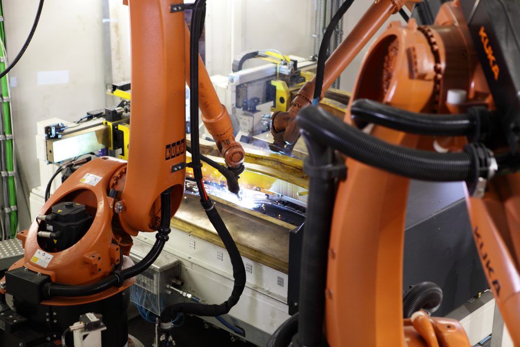 Das Formen der Längsträger für den Vorderbau in der Squeezing-Station. Bild: Kuka AG