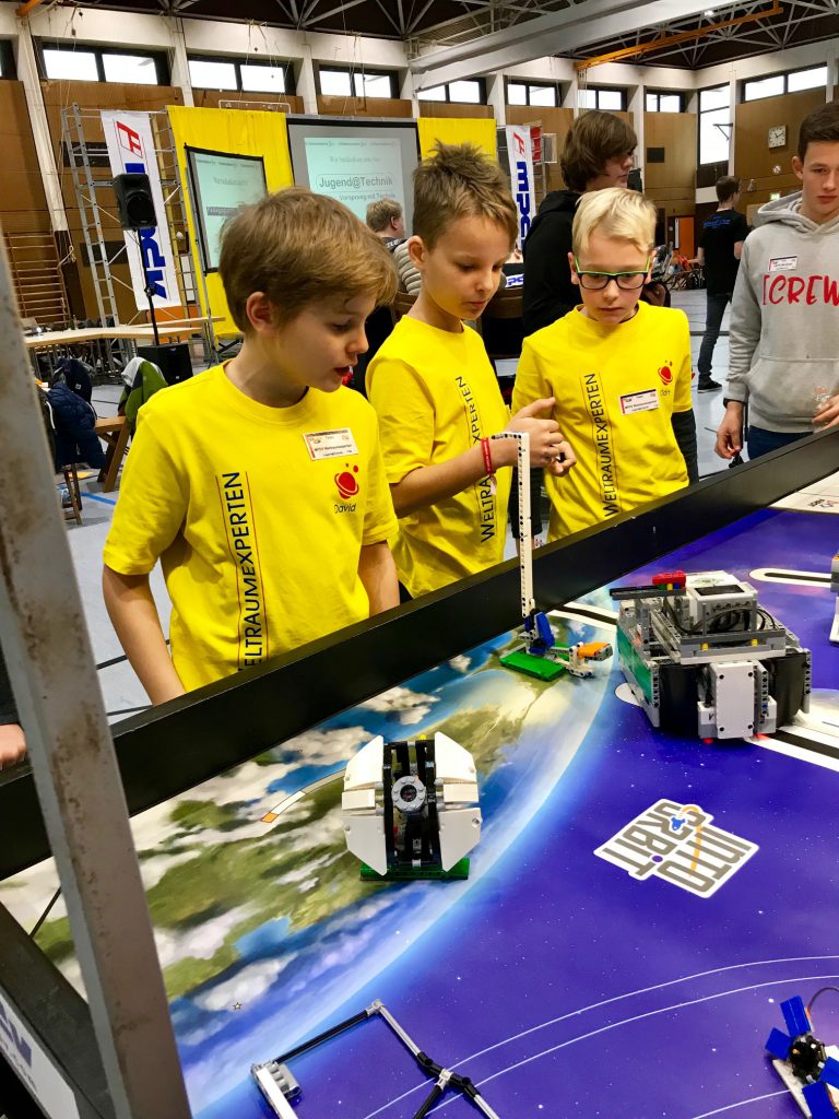 Drei Teams von MPDV haben am Roboterwettbewerb First Lego League teilgenommen. Bild: MPDV Mikrolab GmbH