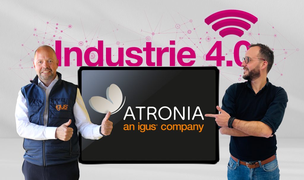 Michael Blass, Geschäftsführer Igus e-kettensysteme, und Carlos Alexandre Ferreira, Manager bei Atronia Tailored Systems, freuen sich über die gemeinsame Entwicklung von neuen Industrie-4.0 Produkten. Bild: igus GmbH