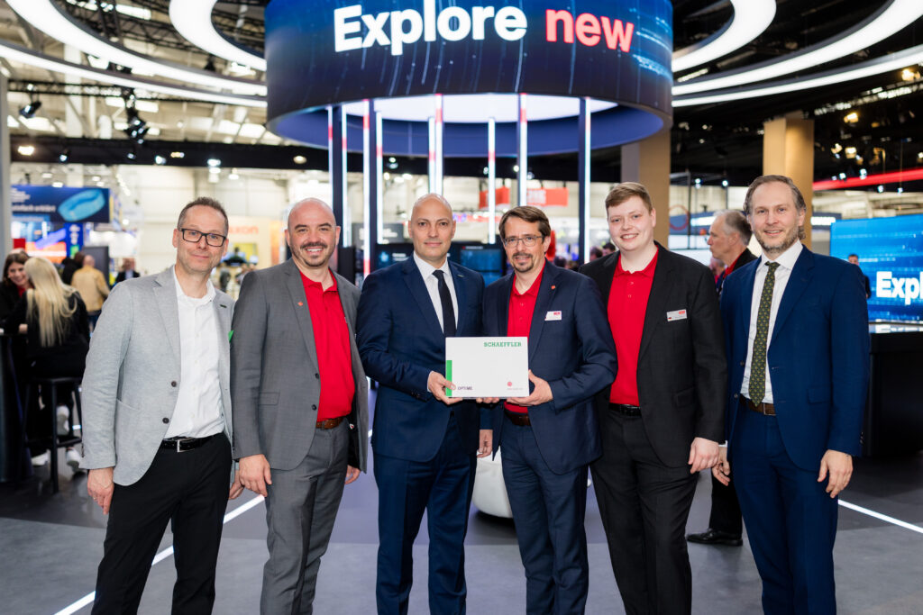 v.l.n.r.: Thomas Joeris (Schaeffler), Tobias Nittel (SEW-Eurodrive), Dr. Sascha Zaps (Schaeffler),
Dr. Jörg Hermes und Nicolas Ernst (beide SEW-Eurodrive), Dr. Philipp Jussen (Schaeffler). Bild: �Jens Arbogast/SEW-Eurodrive GmbH & Co KG