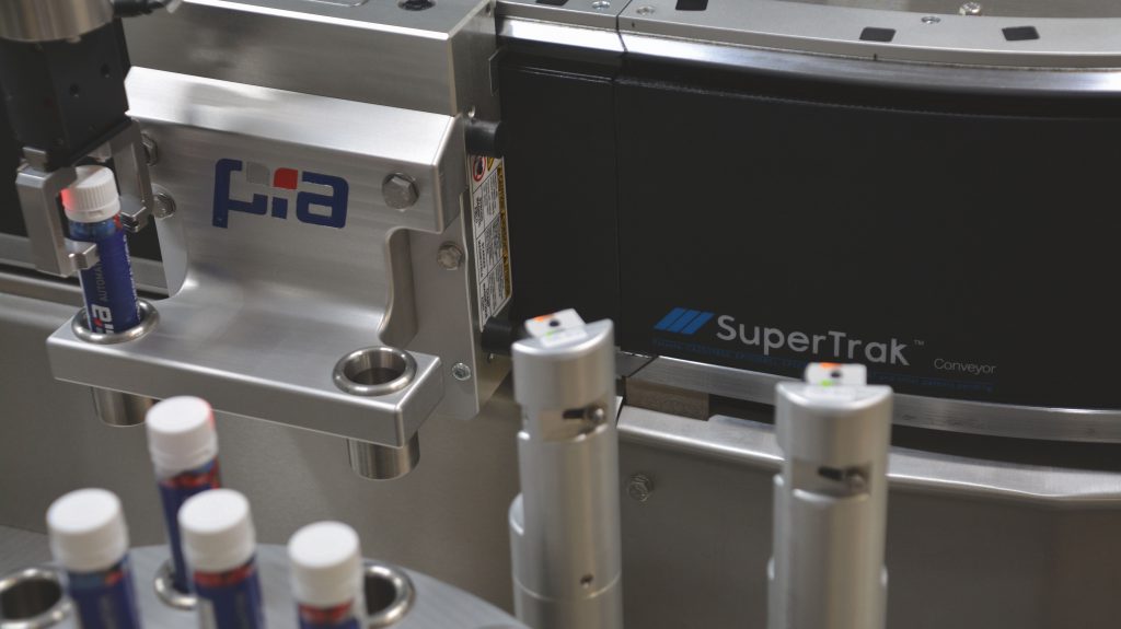 SuperTrak arbeitet so präzise, dass das Handling-System das Werkstück
direkt aus dem umlaufenden Träger entnehmen kann. Bild: B&R Industrie-Elektronik GmbH