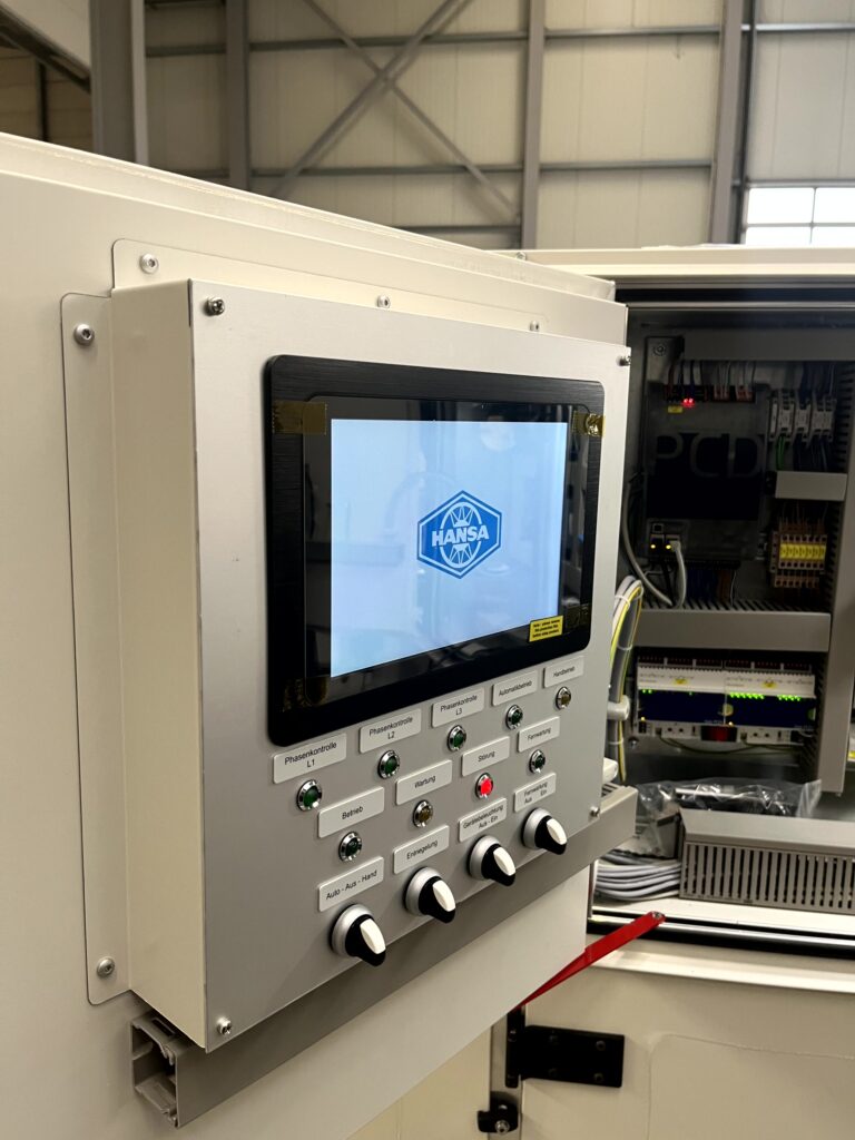 Die WebPanels sind mit ihrem robusten Aluminium-Druckguss-Gehäuse und mit dem dünnen Front-Design von 3mm sowie einem gebürsteten Aluminiumrahmen eine optisch attraktive Lösung. Bild: Hansa Klimager�te