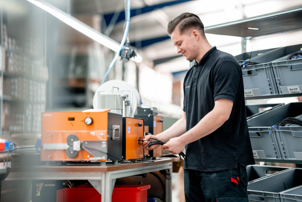 Bild 4 | Die Weidmüller Automaten Cutfix S, CA 100, Powerstripper 6.0 und Crimpfix R Vario beschleunigen den Produktionsprozess erheblich und stellen gleichzeitig hohe Ansprüche an die Qualität sicher. Bild: Weidm�ller GmbH & Co. KG