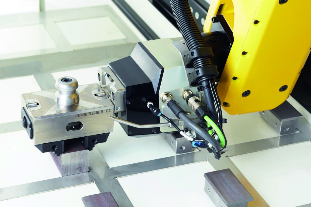 Spannmittel und Greifer in einem: Der R-C2 von Schunk kombiniert die Vorteile der Werkstück- und der Palettenautomation. Bild: Schunk SE & Co. KG Spanntechnik