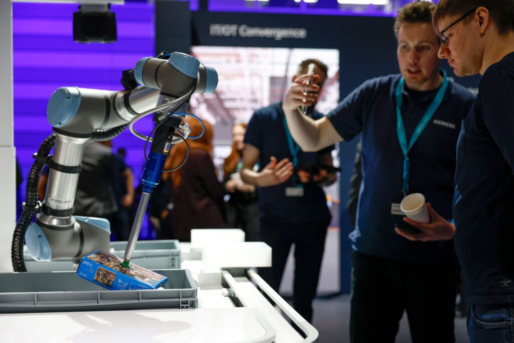 Siemens hat auf der Logimat eine neue KI-Vision-Software vorgestellt, die für eine verlässliche robotergestützte Kommissionierung unbekannter Objekte sorgen soll. Bild: Siemens AG