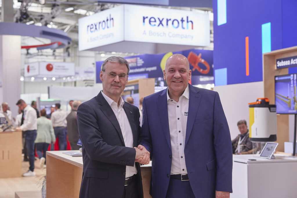 Dr. Bertram Hoffmann, Vorstandsvorsitzender der WITTENSTEIN SE (links) und Dr. Steffen Haack, Vorstandsvorsitzender der Bosch Rexroth AG, besiegelten auf der Hannover Messe 2025 die Zusammenarbeit beider Unternehmen auf dem Gebiet wirtschaftlicher Unterwa Bild: WITTENSTEIN SE