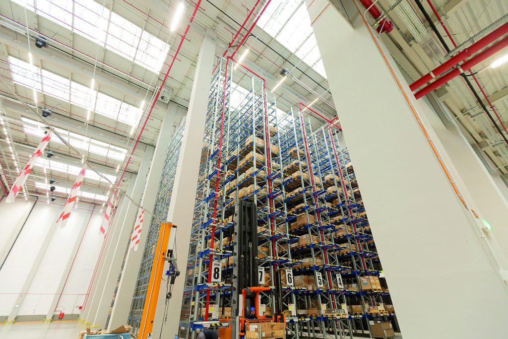 Das imposante Hochregallager in Nowa Sol mit über 20m Höhe zeigt, dass bei Nord in Polen alle Zeichen auf Wachstum stehen. Bild: Getriebebau NORD GmbH & Co. KG