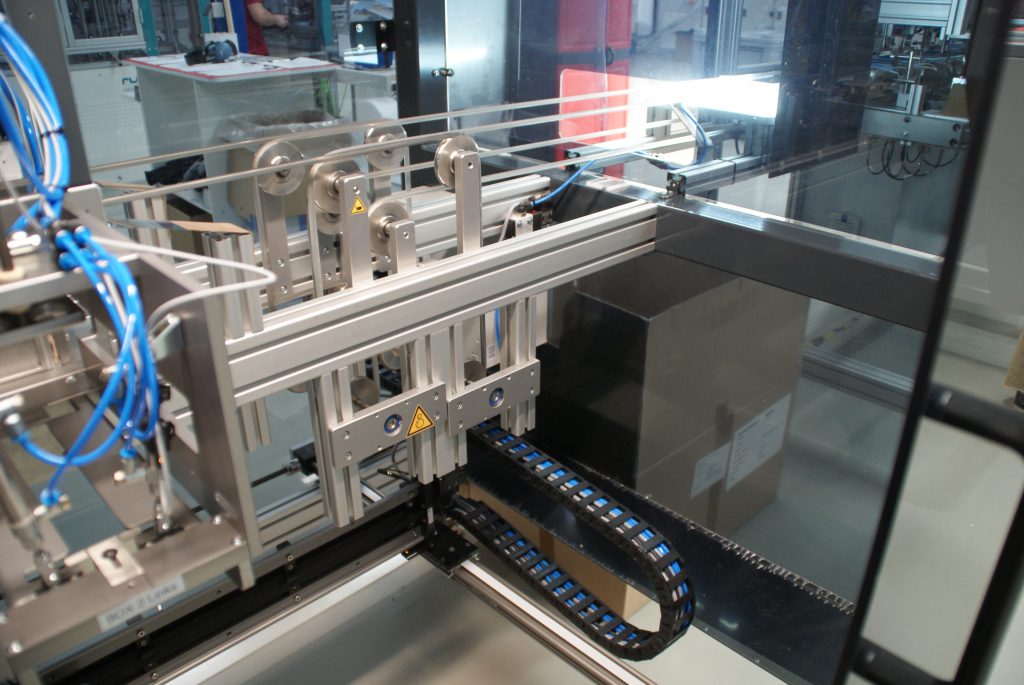 Das Breckle Matratzenwerk Weida stellt über eine Million Atemschutzmasken wöchentlich her. Zur Verpackung der Masken werden zwei Maschinen eingesetzt, die auf Basis des Low-Cost-Automation-Portalsystems von Igus entwickelt und aufgebaut sind. Bild: igus GmbH