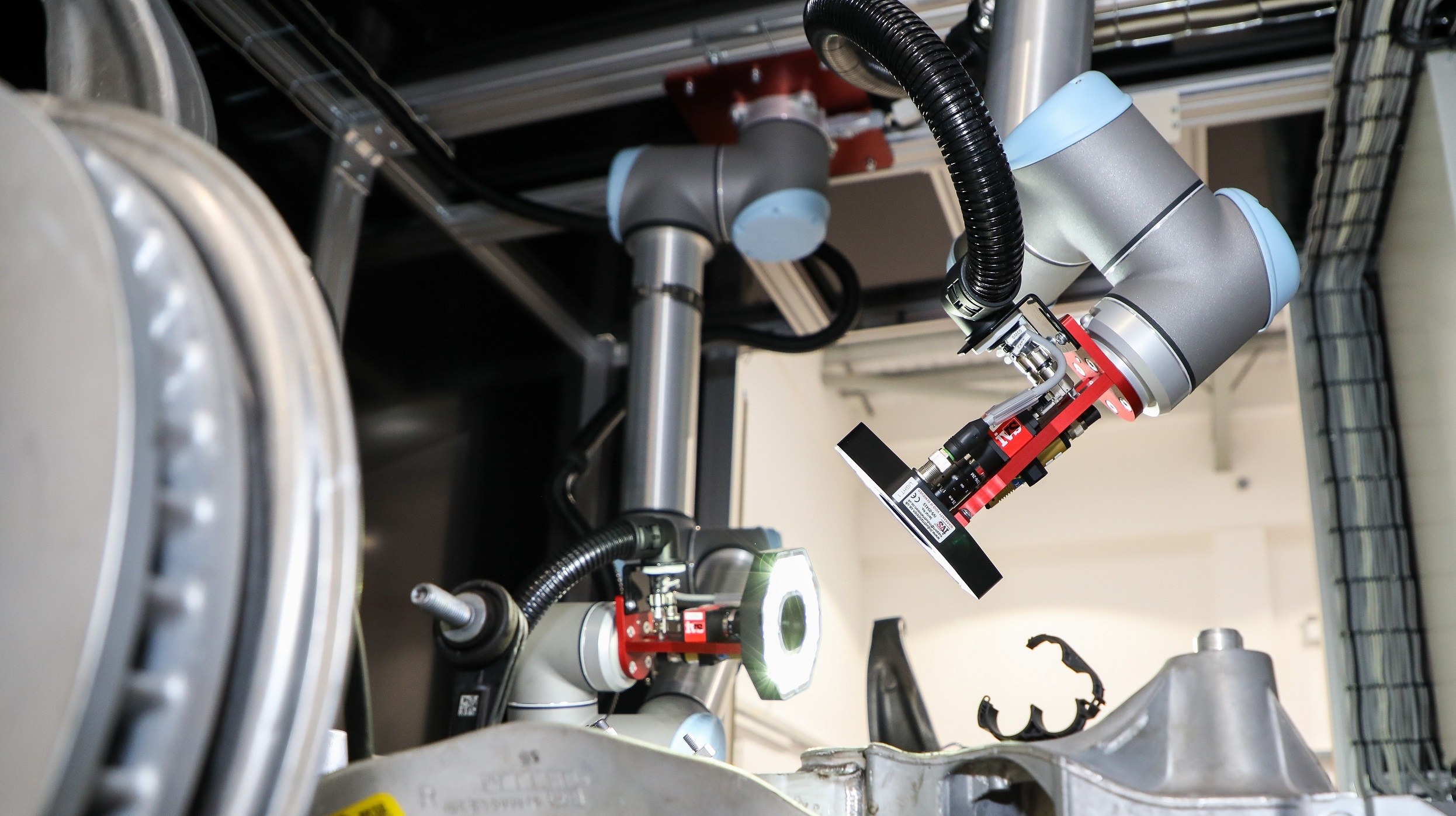 Roboter-Duo prüft Achsen