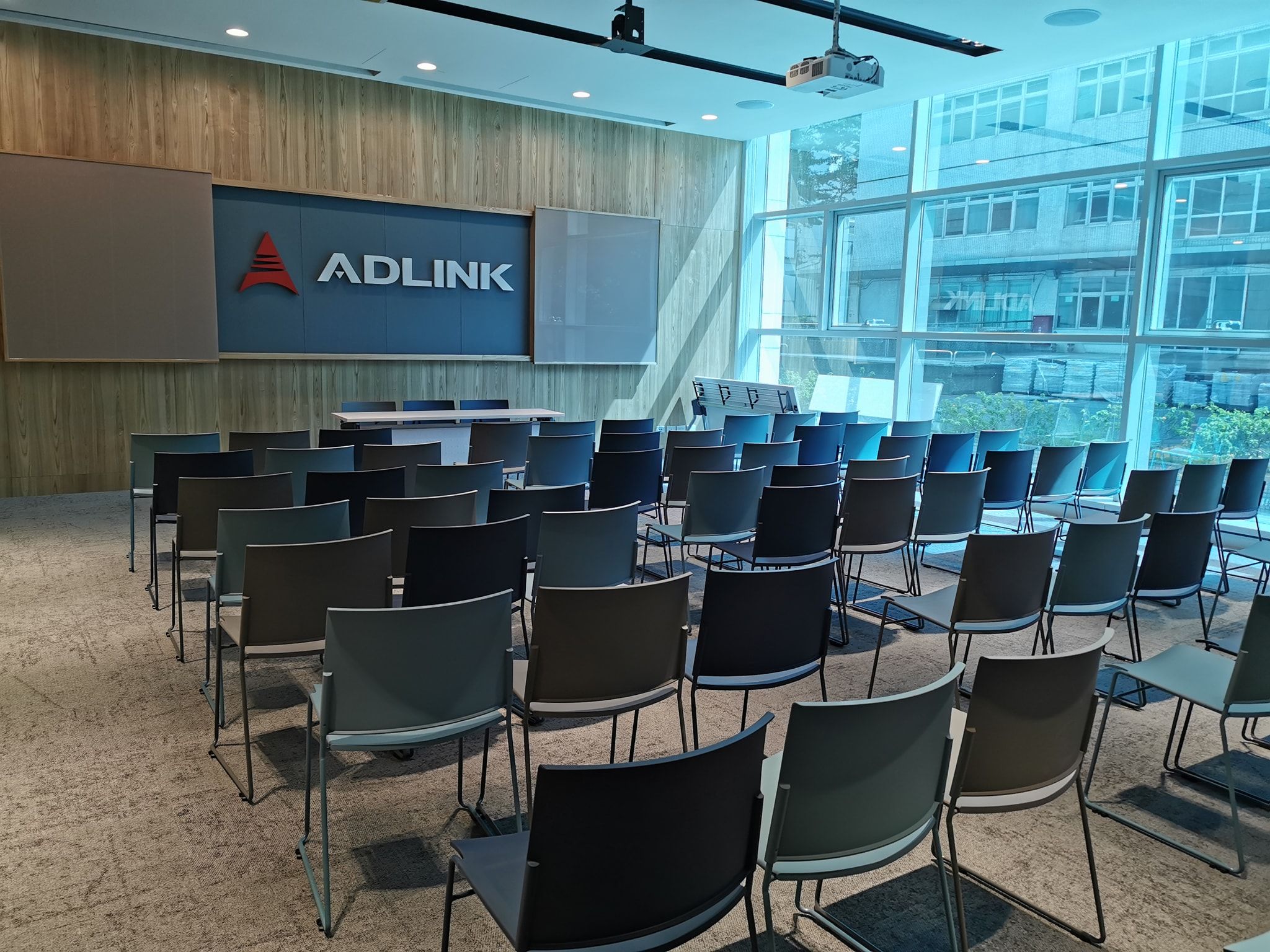 Doppelter Umzug bei Adlink