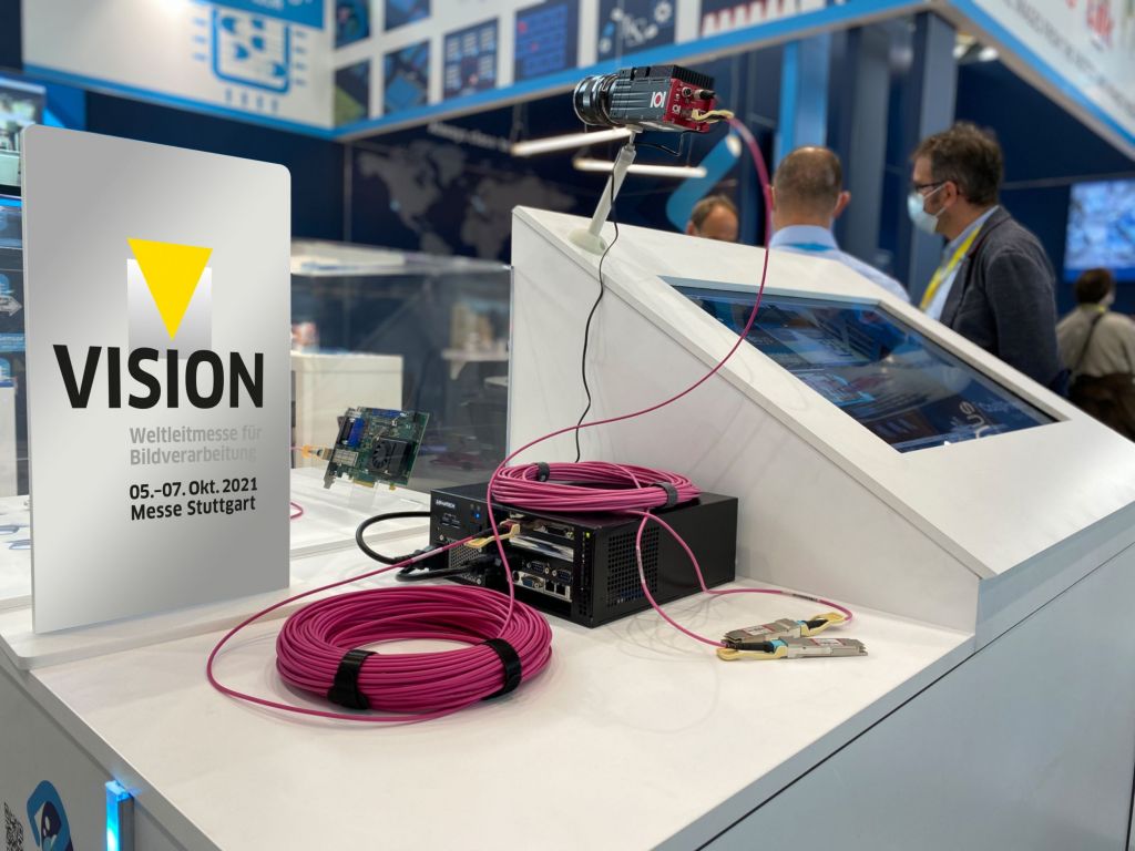 Eine von zahlreichen Neuheiten, die auf der Vision 2021 in Stuttgart zu finden waren: Die neue Redwood-Farbkamera von IO Industries überträgt mit CoaXPress-over-Fiber und dank des Coaxlink-QSFP+-Framegrabbers von Euresys ein 65MP-Video (9344x7000) in voll
