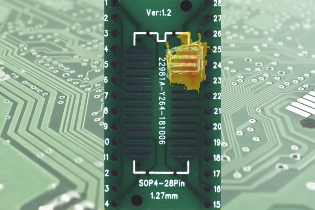 Bild 1 | Anomalieerkennung per KI bei der Prüfung von Leiterbahnen in der Elektronikindustrie mit Merlic: Die farbige Fläche markiert den defekten Bereich. Für das Training werden ausschließlich sogenannte Gut-Bilder benötigt, also solche, die das jeweilige Objekt in fehlerlosem Zustand zeigen.