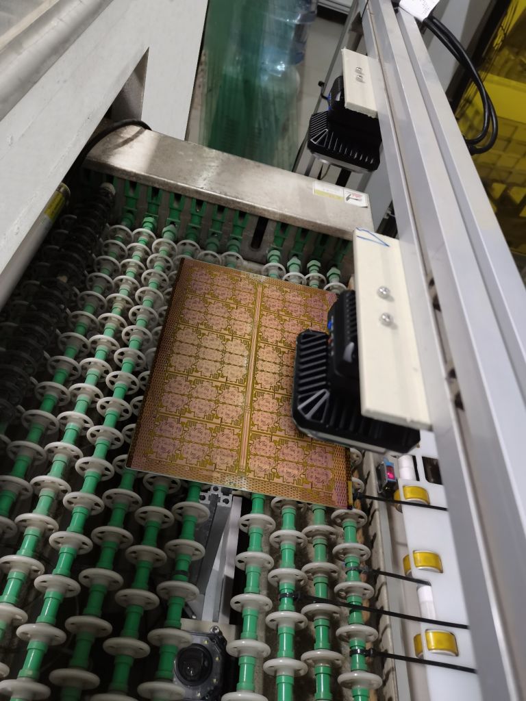 Image 1 | The smart code readers of the ID series provides corresponding product models and solutions for different processes of PCB manufacturing. The decoding algorithm supports the identification of DPM codes of different materials, effectively copes with damaged barcodes, low contrast, and poor printing quality. 