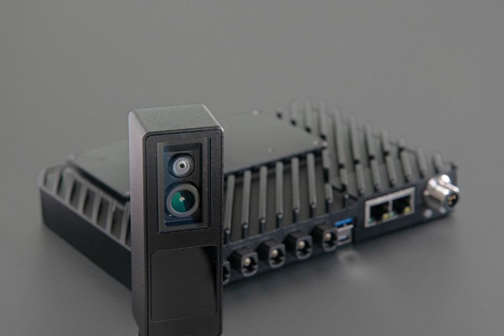 Bild 2 | An das smarte KI-Edge-Device der Hardware-Plattform O3R können bis zu sechs 3D-Kameras und zahlreiche weitere Sensoren angeschlossen werden können.