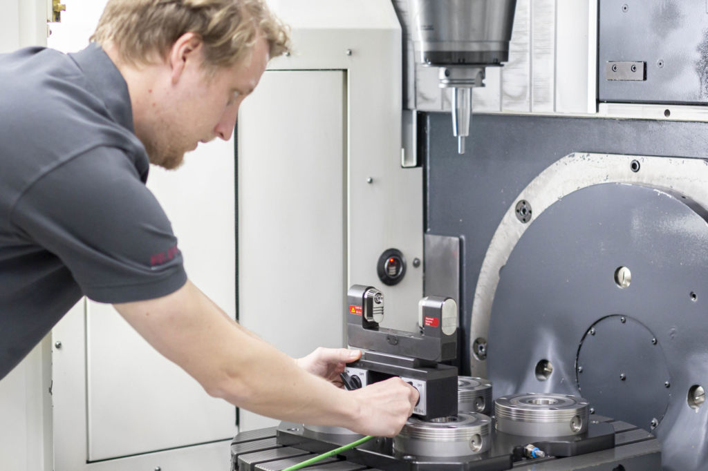 Teil des Systems ist das aus den Bearbeitungszentren bekannte Lasermesssystem LC50-Digilog: Es wird ganz einfach mittels Magnethalter auf dem Bearbeitungstisch der Maschine befestigt.