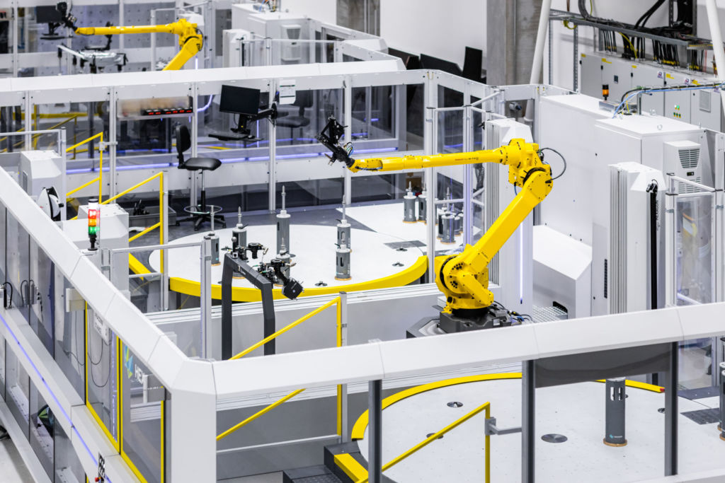Bild 1 | Hexagon hat zwei vollautomatische intelligente Messzellen bei Skoda Auto installiert. Die Messzellen basieren auf robotergestützten
absoluten Messungen und nutzen die Laser-Tracker- und 3D-Laserscanner-Technologie von Hexagon sowie die HxGN Robotic Automation Software.