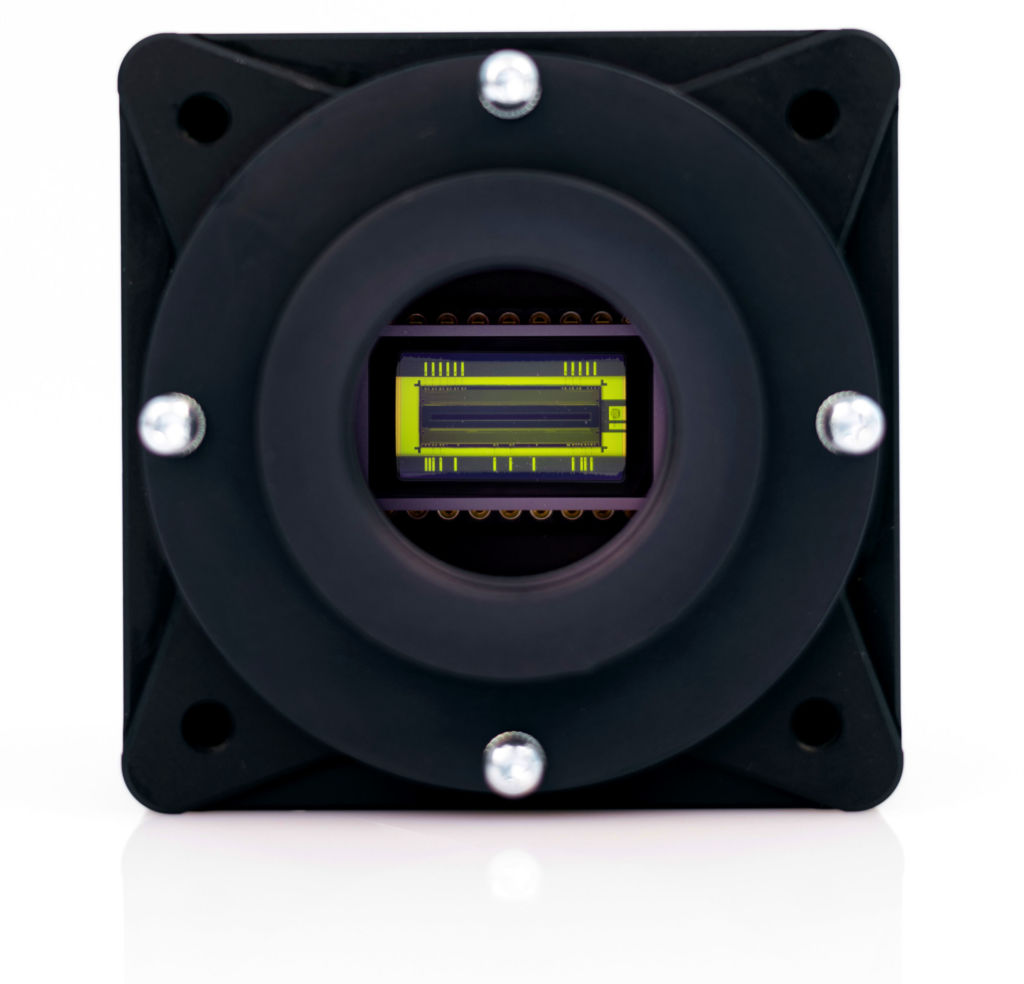 Mit der allPixa SWIR-Kamera (l.) und der Corona II SWIR LED-Beleuchtung (r.) wurde eine ideal aufeinander abgestimmte Inspektionslösung entwickelt. Die Kamera arbeitet im Bereich von 950 bis 1700nm. Die Beleuchtung bietet Wellenlängen von 1100, 1300, 1450nm.