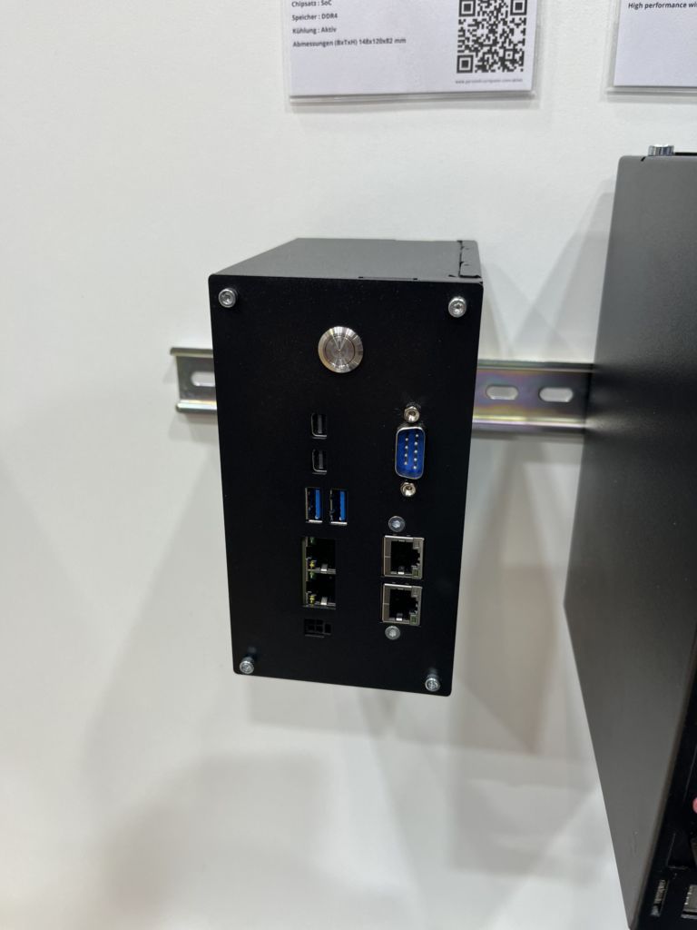 Ein Prototyp des kompakten BloxFlex XS (148x120x82mm) von Pyramid Computer wurde erstmals auf der Messe vorgestellt und soll demnächst erscheinen.