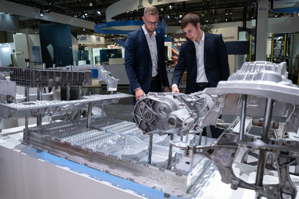 Die Grob-Werke zeigten beispielhaft, wie auf ihren Bearbeitungszentren großformatige Komponenten wie die Batteriewanne und das Getriebegehäuse gefertigt werden können.
