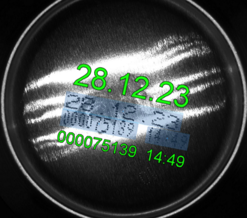 Bild 1 | Stabile Schrifterkennung mit Deep-OCR, selbst bei inhomogenem Hintergrund: Erkennung eines Mindesthaltbarkeitsdatums und der Produktionslosnummer auf einer Aluminiumdose mit starken Spiegelungen.